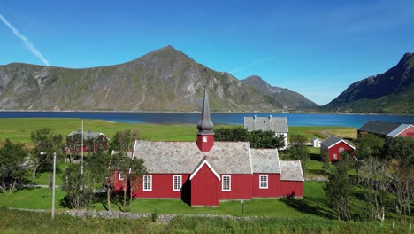 Rote-Holzkirche-In-Flakstad,-Lofoten,-Norwegen,-Skandinavien---Luftaufnahme-Rückwärts