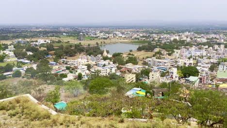 Vista-De-La-Ciudad-De-Jejuri-Desde-El-Templo-De-Khandoba-Pune-Maharashtra-India-4k-Drone