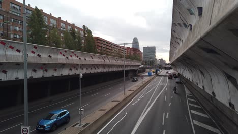 Betonautobahn-Panoramablick-In-El-Poblenou,-Barcelona,-Autoverkehr-Im-Herbst