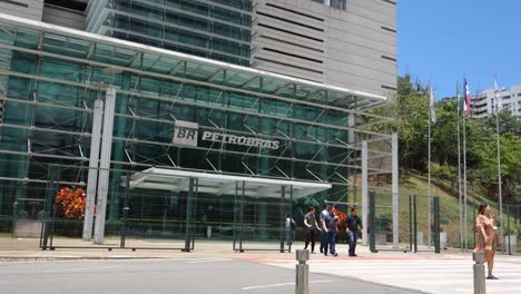 La-Gente-Camina-Frente-Al-Edificio-De-La-Sede-De-Petrobras-En-Vitoria,-Espíritu-Santo,-Br.