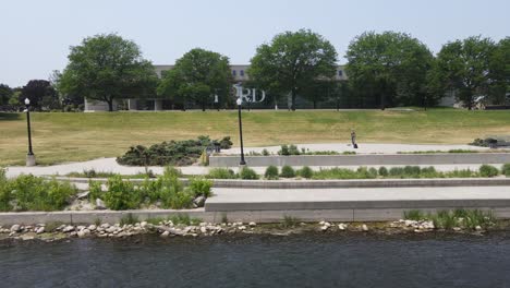 Flussspaziergang-Vor-Der-Gerald-Ford-Presidential-Library-Am-Grand-River,-Luftaufnahme