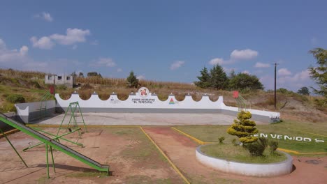 Ein-Wunderschöner-Basketballplatz-Und-Parkblick-In-Der-Wunderschönen-Stadt-Ecatepec-De-Morelos,-Mexiko