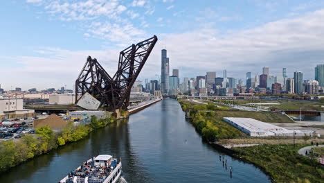 Drohnenaufnahme-Zur-Verfolgung-Des-Wassertransports-Auf-Dem-Südarm-Des-Chicago-River