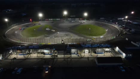 Coches-Acelerando-Por-La-Pista-Por-La-Noche,-Vista-Aérea