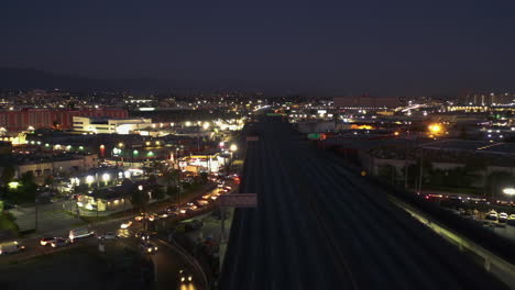 Vista-Aérea-De-La-I-10-Cerrada-Y-El-Paisaje-Urbano-Iluminado-De-Los-Ángeles.