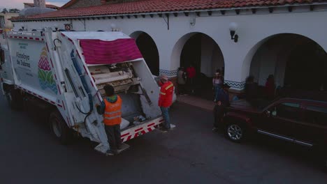 En-Ecatepec-De-Morelos,-México,-Un-Empleado-Municipal-Está-Utilizando-El-Camión-De-La-Basura-Para-Recoger-Residuos-En-Toda-La-Ciudad.
