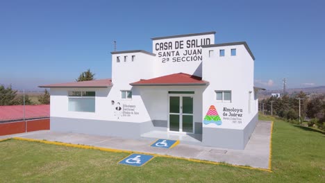 La-Belleza-De-Amoloya-Vista-Desde-La-Perspectiva-De-Un-Dron.-Los-Inmaculados-Edificios-Blancos-De-La-Ciudad-Contrastan-Sorprendentemente-Con-El-Cielo-En-Ecatepec-De-Morelos,-México.