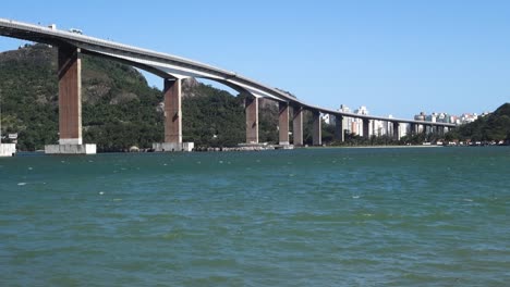 El-Tercer-Puente-Visto-Desde-Un-Lado,-Desde-La-Bahía-De-Sua,-En-Vitoria,-Es,-Brasil.