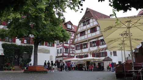 People-waiting-for-table-at-Gaststuben-im-Zunfthaus-der-Schiffleute-in-fishing-district,-Ulm,-Germany