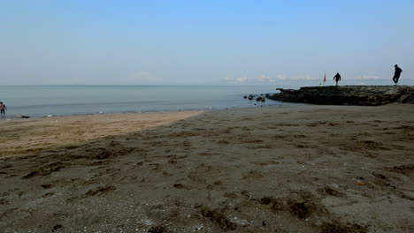 Timelapse-De-Una-Playa-En-Un-Día-Soleado-Dadar,-Mumbai,-Maharashtra-India-4k