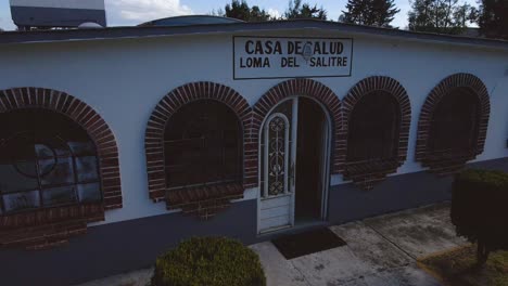 Una-Vista-De-La-Histórica-Ciudad-De-Amoloya,-Que-Muestra-Una-Arquitectura-Notable-Con-Una-Sola-Puerta-De-Marfil-Adornada-Con-Numerosas-Ventanas-Antiguas-En-Ambos-Lados,-Ecatepec-De-Morelos,-México.