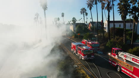 Vista-Aérea-De-Camiones-De-Bomberos-Cerca-De-Una-I-10-Humeante-En-Arlington-Heights,-Los-Ángeles