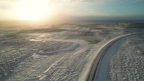 Impresionante-Puesta-De-Sol-Sobre-El-Paisaje-Nevado-De-Islandia-En-Invierno,-Aéreo