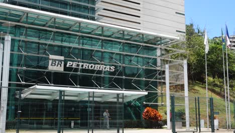 Außenansicht-Des-Modernen-Petrobras-Gebäudes-Mit-Firmenlogo