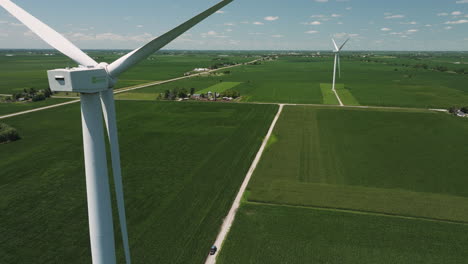Turbinas-Eólicas-Apagadas-Con-Vistas-A-Las-Serenas-Tierras-De-Cultivo-De-Slater,-Iowa.