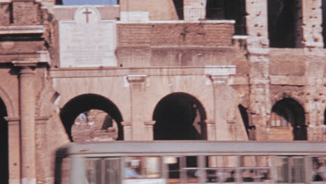 Vista-De-ángulo-Bajo-De-La-Gente-Caminando-Por-El-Balcón-Del-Coliseo-De-Roma-En-Los-Años-1960