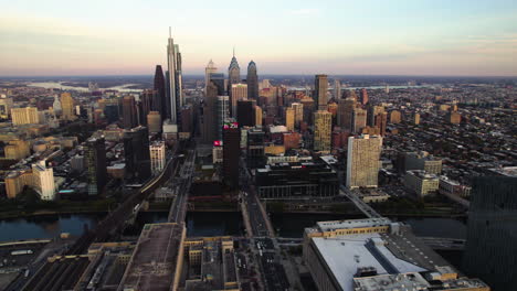 Estableciendo-Un-Disparo-De-Drone-Girando-Hacia-La-Ciudad-De-Filadelfia,-Tarde-De-Otoño