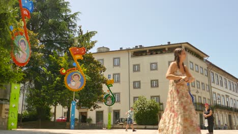 Adornos-Coloridos-En-Las-Calles-Durante-El-Festival-De-Sao-Joao-En-Braga,-Portugal