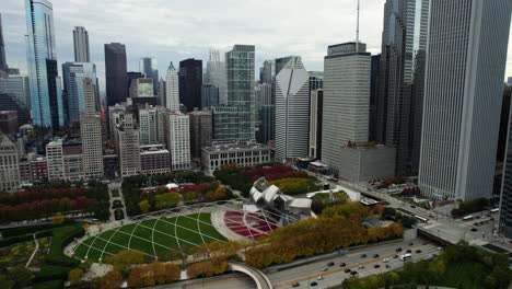 Vista-Aérea-Inclinada-Sobre-El-Pabellón-Jay-Pritzker,-Tarde-De-Otoño-En-Chicago,-Estados-Unidos