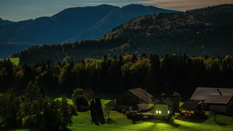 Bauernhof-In-Den-österreichischen-Alpen-Bei-Nacht-–-Vergrößerter-Zeitraffer