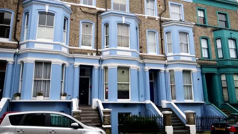 Coloridas-Casas-Victorianas-A-Lo-Largo-De-Portobello-Road,-Cerca-Del-Mercado-De-Antigüedades-En-Notting-Hill,-Londres