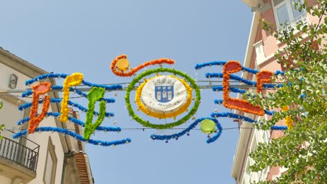 Celebración-Del-Festival-De-Sao-Joao-Con-Calles-Decorativas-En-Un-Día-Soleado-En-Braga,-Portugal