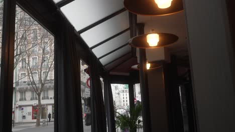 Blick-Auf-Die-Pariser-Straße-Von-Einem-Café-Mit-Bezaubernden-Lichtern
