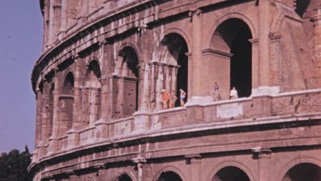 Die-Menschen-Genießen-Das-Panorama-Aus-Den-Großen-Fenstern-Des-Kolosseums-In-Rom-In-Den-1960er-Jahren
