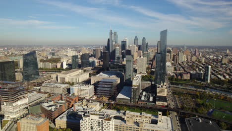 Vista-Aérea-Alrededor-Del-Distrito-Oeste-De-Filadelfia-Con-Fondo-De-Horizonte