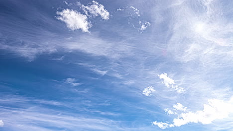 Zeitrafferaufnahmen-Von-Sich-Bewegenden-Wolken-Am-Blauen-Himmel