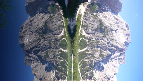 Symmetrische-Spiegelung-Des-Berges-Croda-Del-Becco-Im-Pragser-Wildsee