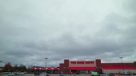 Día-Nublado-En-Una-Tienda-De-Mejoras-Home-Depot-Con-Estacionamiento-En-Davenport,-Iowa,-EE.UU.