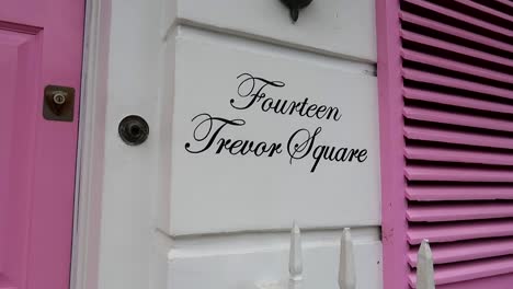 Close-up-of-a-white-and-pink-house-in-Fourteen-Trevor-Square,-London,-England