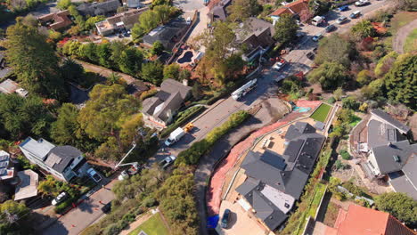 Santa-Cruz,-Kalifornien-Stadtteams-Beschneiden-Bäume-Von-Stromleitungen-Und-Straßen-–-Luftaufnahme