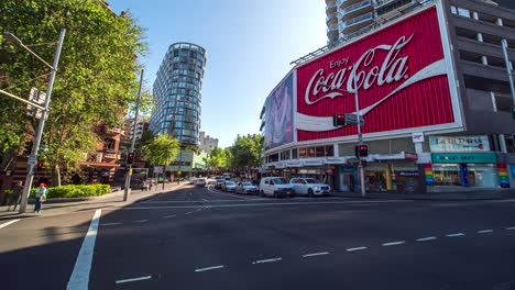 Zeitraffer-Von-Fahrzeugen,-Die-An-Einem-Großen-Coca-Cola-Schild-Vorbeifahren,-Sydney,-Australien