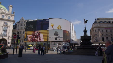 Riesige-Werbetafeln-Entlang-Der-Straßen-Des-Piccadilly-Circus-Public-Square-In-London,-England,-Vereinigtes-Königreich