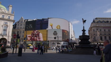 Enormes-Vallas-Publicitarias-A-Lo-Largo-De-Las-Calles-De-La-Plaza-Pública-De-Piccadilly-Circus-En-Londres,-Inglaterra,-Reino-Unido.