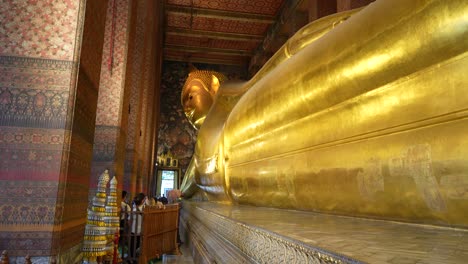 Wat-Pho,-the-reclining-Buddha-temple-in-Phra-Nakhon-District,-Bangkok,-Thailand