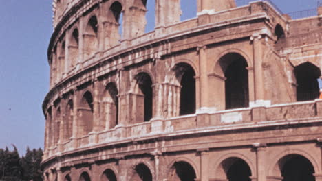 Coches-Clásicos-Circulan-Delante-Del-Imponente-Coliseo-De-Roma-En-Los-Años-1960