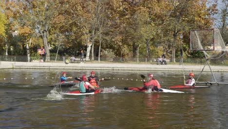 Grupo-De-Jóvenes-Practicando-Kayak-O-Canoa-En-Un-Lago-En-El-Parque-De-La-Casa-De-Campo-En-Madrid
