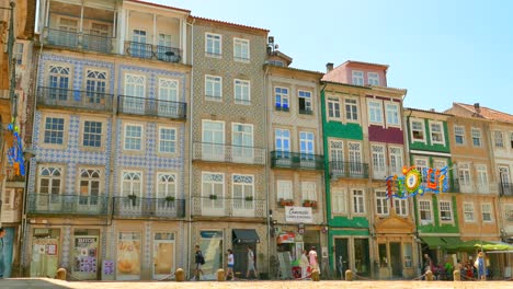 Gente-En-La-Calle-Frente-A-La-Arquitectura-Típica-Portuguesa-En-La-Histórica-Ciudad-De-Braga,-Portugal
