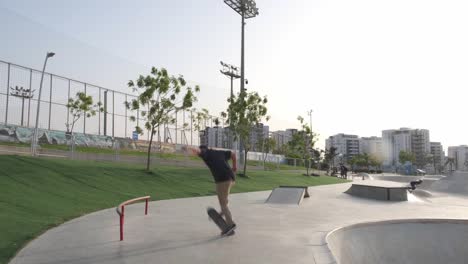 Junger-Mann,-Der-Skateboard-Tricks-Im-Touristenort-Skatepark-Vorführt,-Skater-Kickflip