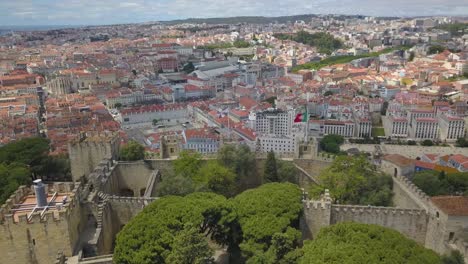 Aerial-establishing-overview-of-Sao-Jorge-castle-fort-walls,-aerial