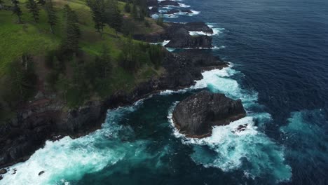 Coastline-at-Norfolk-Island-in-Australia-and-the-beauty-of-nature-in-motion