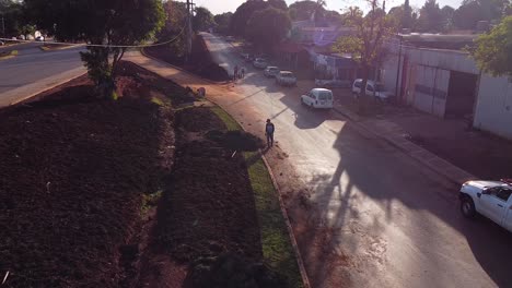 Trabajador-Limpiando-La-Acera-Por-La-Tarde,-Limpiando-La-Carretera