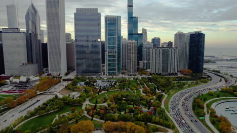 Vista-Aérea-Inclinada-Hacia-El-Parque-Maggie-Daley,-Tarde-De-Otoño-En-Chicago,-Estados-Unidos