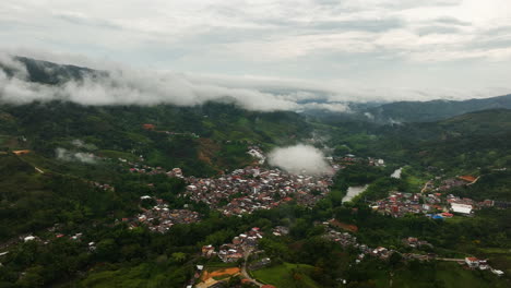 Vista-Aérea-De-La-Ciudad-De-San-Rafael-En-Colombia-Nublada---órbita,-Disparo-De-Drones
