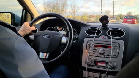 Conduciendo-Un-Ford-Focus-En-Un-Pequeño-Pueblo-De-Hungría