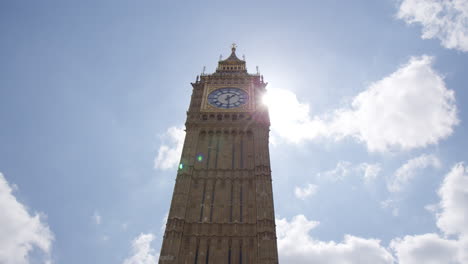 Ikonisches-Gebäude-Des-Elizabeth-Tower-Oder-Big-Ben-Mit-Hintergrundbeleuchtung,-Sonnendurchflutet-In-London,-England