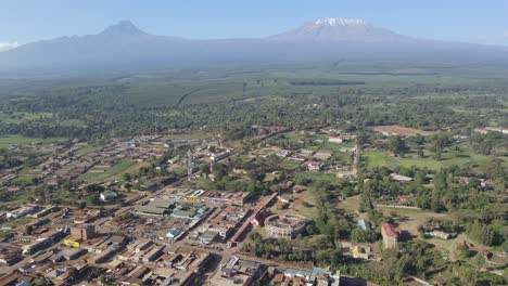 Luftpanorama-Einer-Sich-Entwickelnden-Afrikanischen-Stadt-Am-Fuße-Des-Kilimandscharo